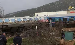 Yolcu treni ile yük treni çarpıştı: Yaralılar hastaneye kaldırıldı