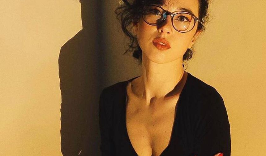 Magazin dünyasının yakışıklı komedyeni Cem Yılmaz, uzun bir süredir yalnız olmanın ardından yine aşık oldu!