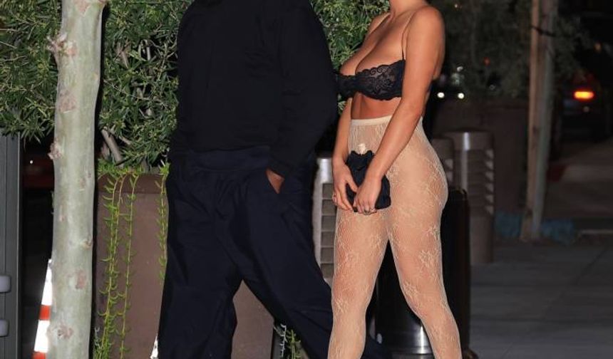 Bianca Censori, evlilikleriyle ilgili çıkan dedikodulara rağmen oldukça cesur bir şekilde görüntülendi. 29 yaşındaki Bianca, çarşamba günü 46 yaşındaki eşi Kanye West ile akşam yemeğine çıktı.