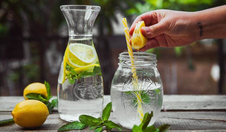 Limonlu Su Deyip Geçmeyin! İşte Sabahları Aç Karnına Limonlu Su İçmenin Şaşırtıcı Faydaları