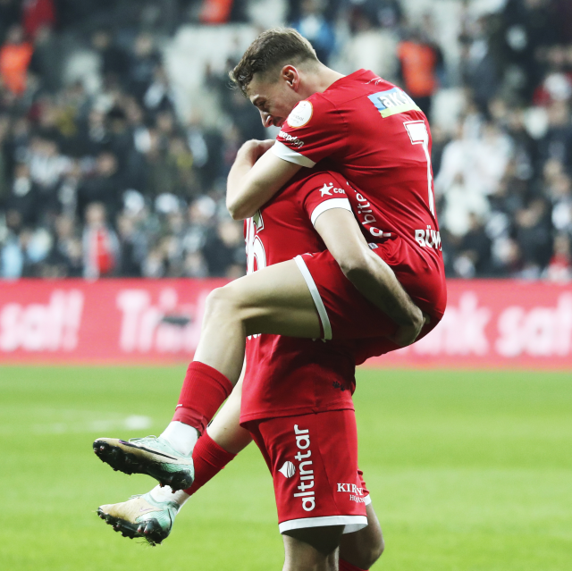 Kara Kartal A Sahasinda Soguk Dus Besiktas 16952856 3461 M
