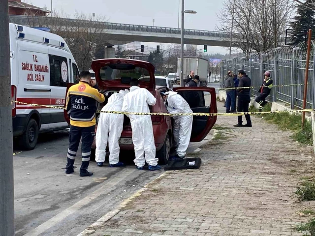 Kucukcekmece De Bir Kisi Arac Icinde Silahla 16913284 O