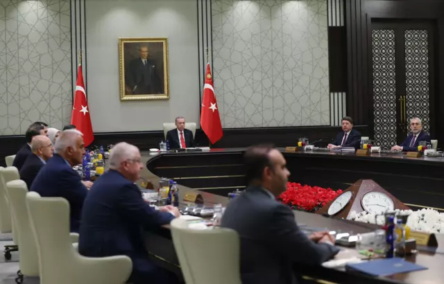 Kabine Kritik Basliklarla Toplaniyor Iste 17980316 2887 M